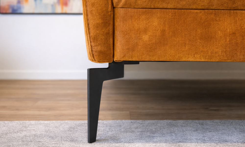 Metallist kõrge musta värvi mooduldiivani jalg lähivaatest