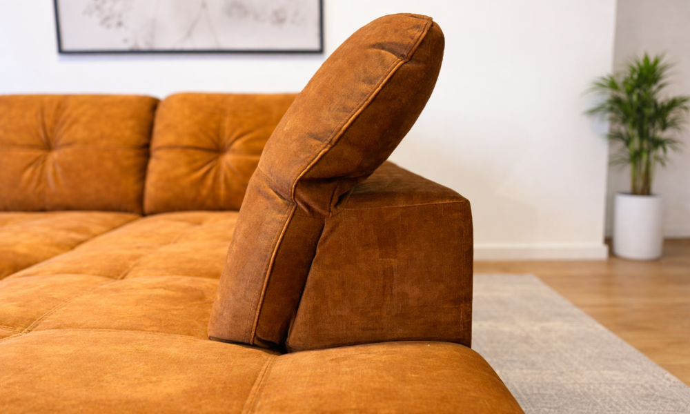 Sinepikollane mooduldiivani reguleeritav peatugi ülemises asendis elutoas