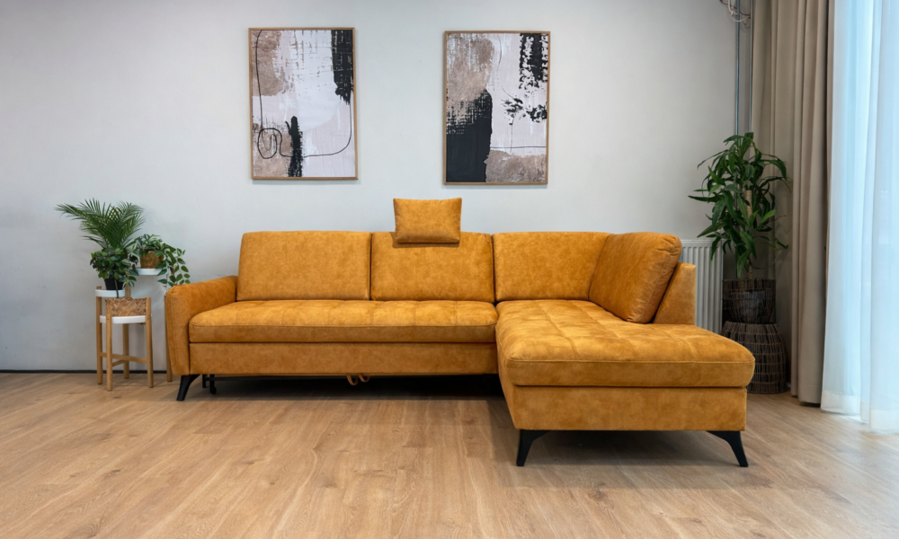 Kollane parempoolne nurgadiivanvoodi kitsaste käetugede ja peatoega eest vaates