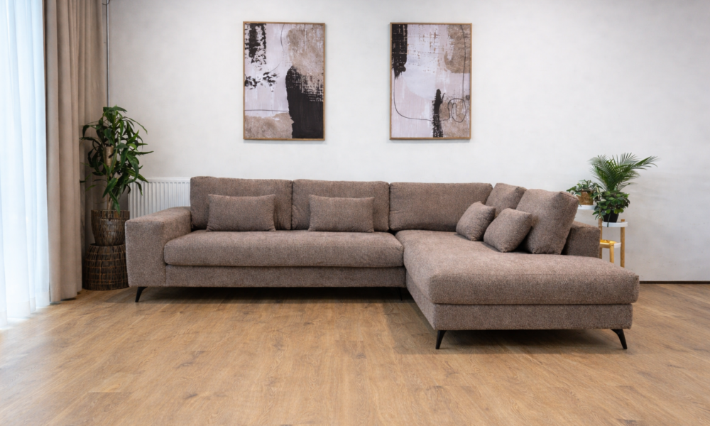 Pruun ja pehme moodul nurgadiivan kõrgetel jalgadel eest vaates