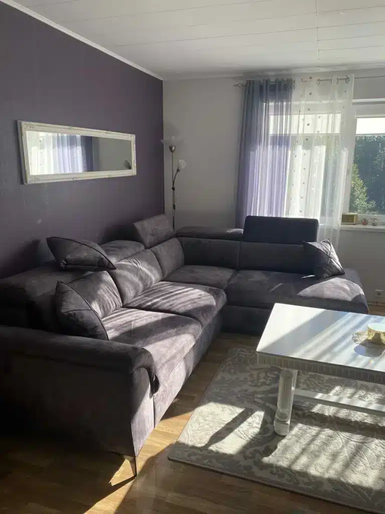 Mööblisaali diivan Montana paigaldatuna kliendi kodus – täisteenus koos transpordi ja paigaldusega ja vana diivani utiliseerimisega.