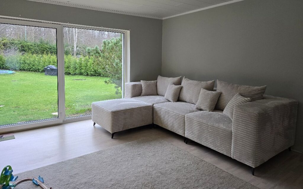 Mööblisaali diivan paigaldatuna kliendi kodus Haaberstis – täisteenus koos transpordi ja paigaldusega