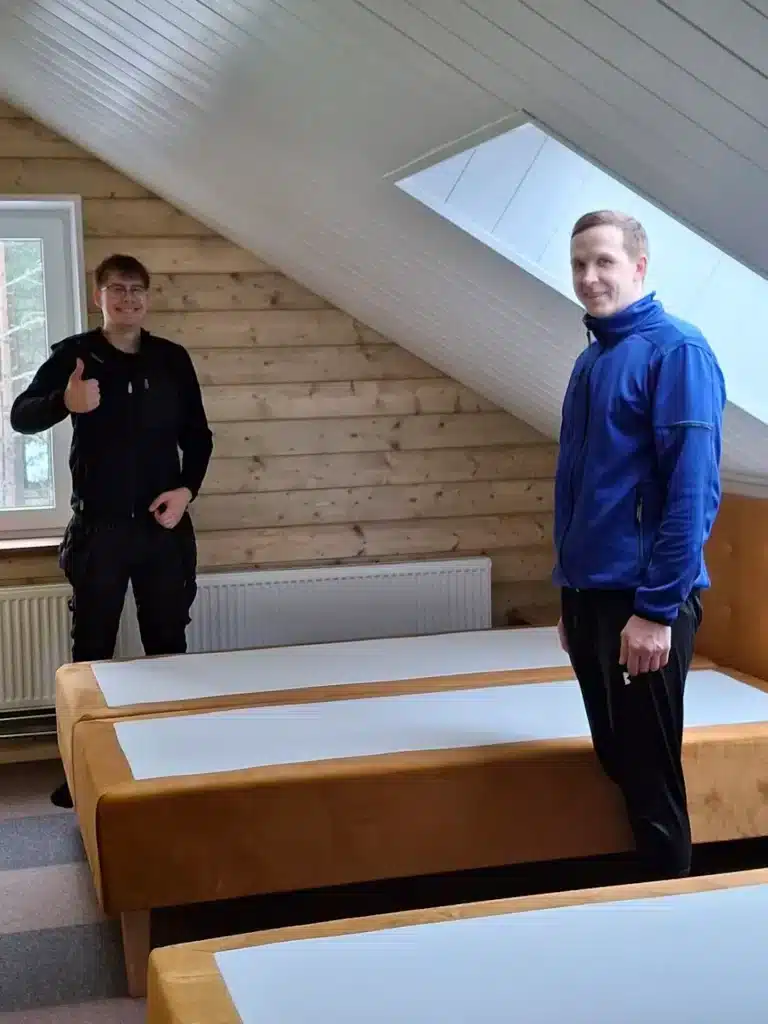 Mööblisaali voodi paigaldatuna kliendi kodus – täisteenus koos transpordi ja paigaldusega ja vana voodi utiliseerimisega.